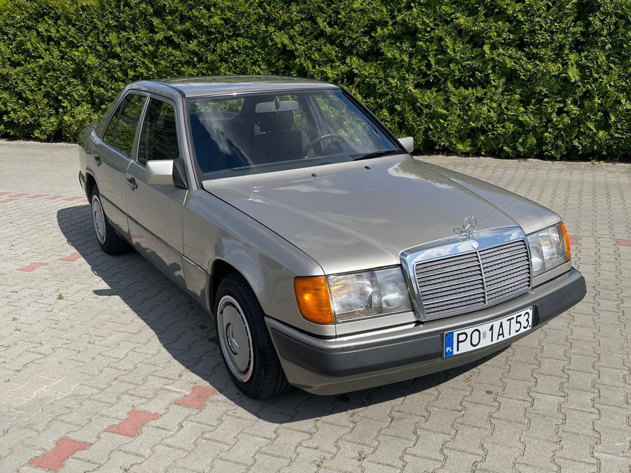 Mercedes-Benz 220E W124